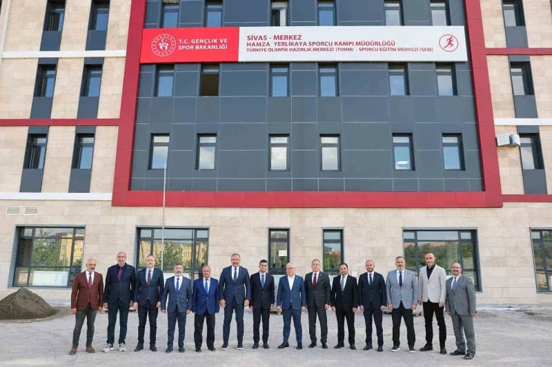 Sivas Valisi Yılmaz Şimşek, Sivas Cumhuriyet Üniversitesi yerleşkesindeki Gençlik ve Spor tesislerinde inceleme yapıyor