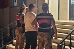 Şanlıurfa Siverek ilçesinde jandarma ekipleri tarafından yakalanan şahıs gözaltına alınıyor