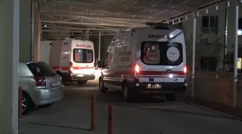 Şanlıurfa Siverek ilçesinde meydana gelen trafik kazasında olay yeri ve sağlık ekipleri