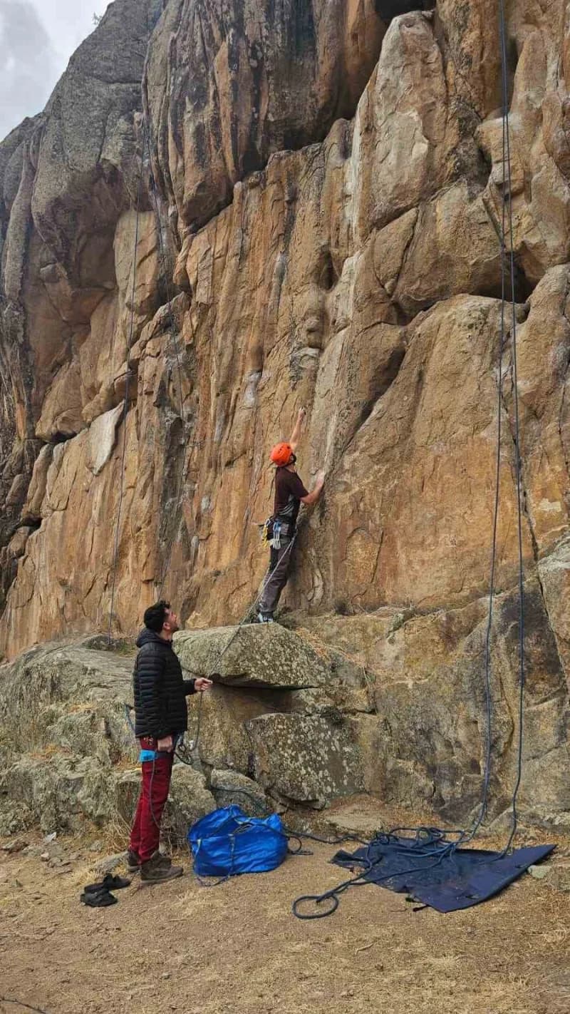 Ankara Doğa Sporları ve Arama Kurtarma Kulübü sporcuları, Eskişehir’in Sivrihisar ilçesinde bulunan Karakaya Tırmanış Ba