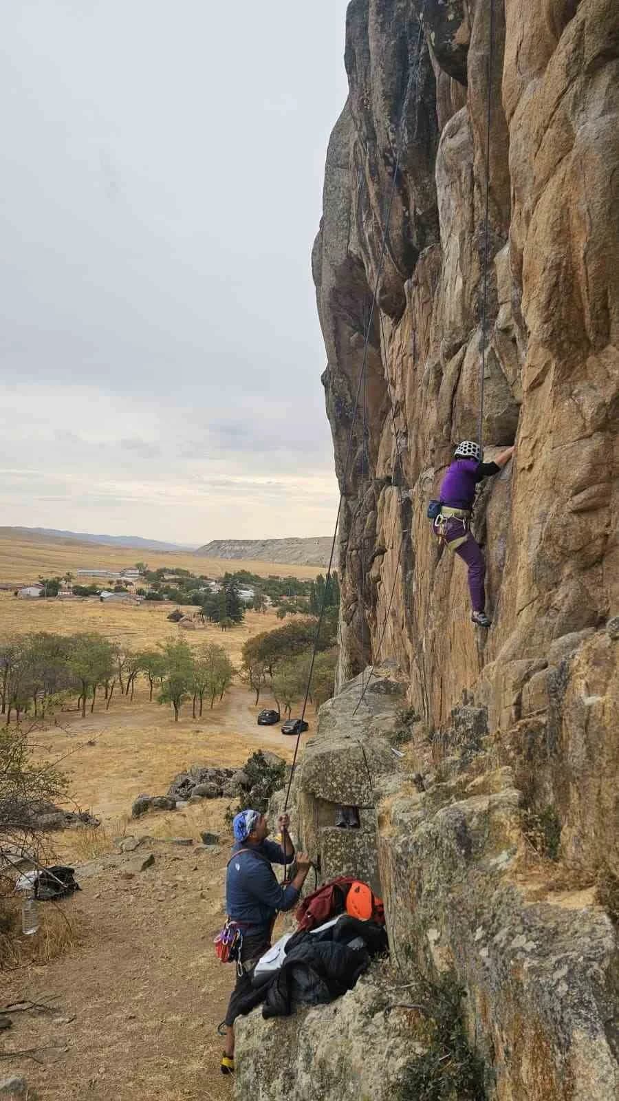 Ankara Doğa Sporları ve Arama Kurtarma Kulübü sporcuları, Eskişehir’in Sivrihisar ilçesinde bulunan Karakaya Tırmanış Ba