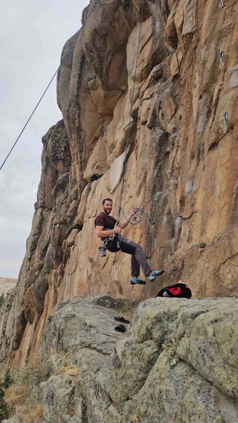 Ankara Doğa Sporları ve Arama Kurtarma Kulübü sporcuları, Eskişehir’in Sivrihisar ilçesinde bulunan Karakaya Tırmanış Ba