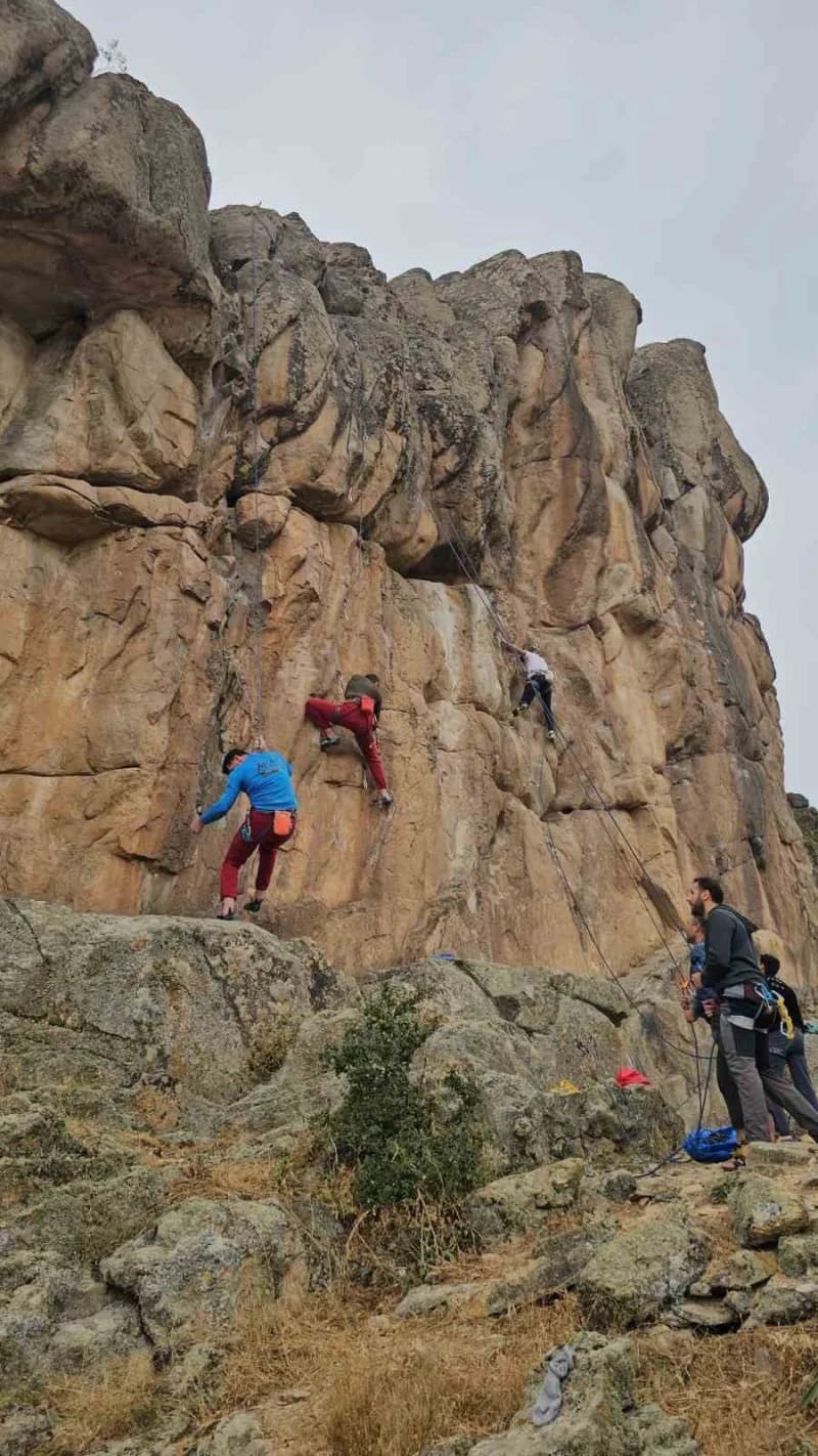 Ankara Doğa Sporları ve Arama Kurtarma Kulübü sporcuları, Eskişehir’in Sivrihisar ilçesinde bulunan Karakaya Tırmanış Ba
