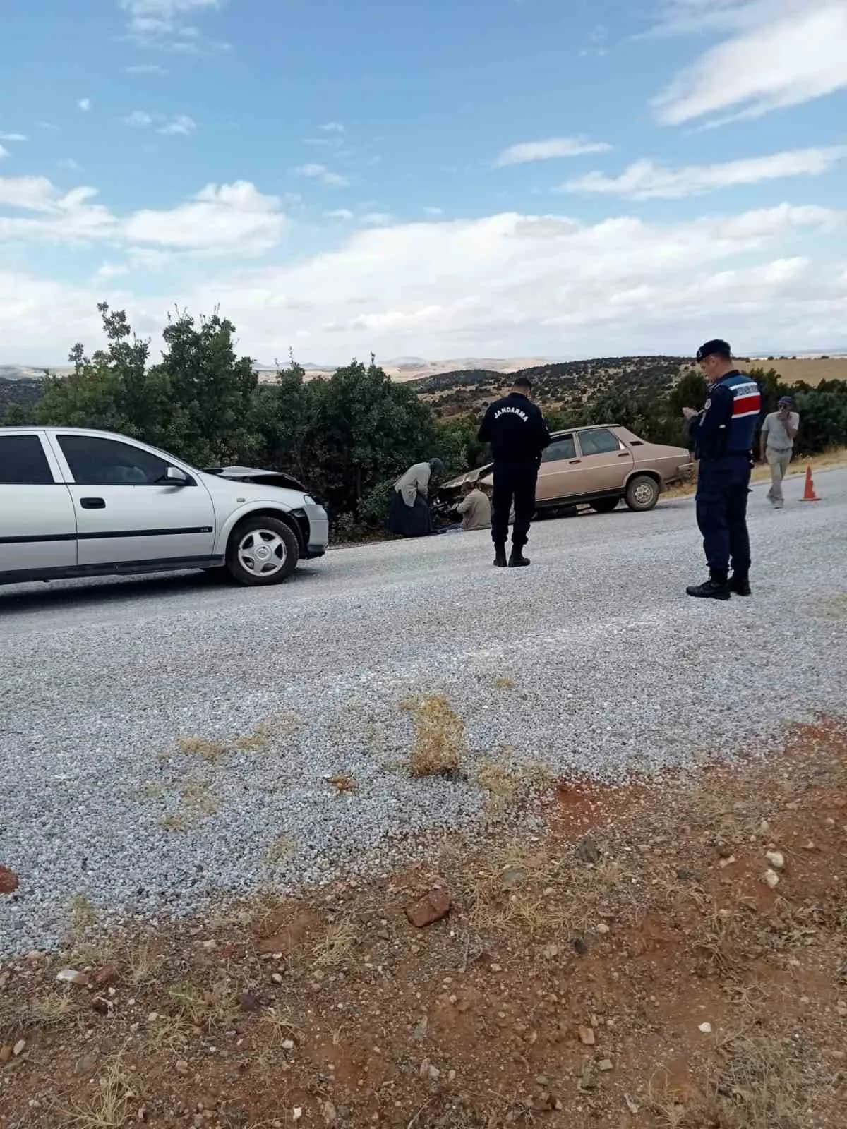 Sivrihisar’da iki otomobilin kafa kafaya çarpışması sonucu meydana gelen trafik kazası sonrası olay yeri