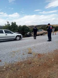 Sivrihisar’da iki otomobilin kafa kafaya çarpışması sonucu meydana gelen trafik kazası sonrası olay yeri