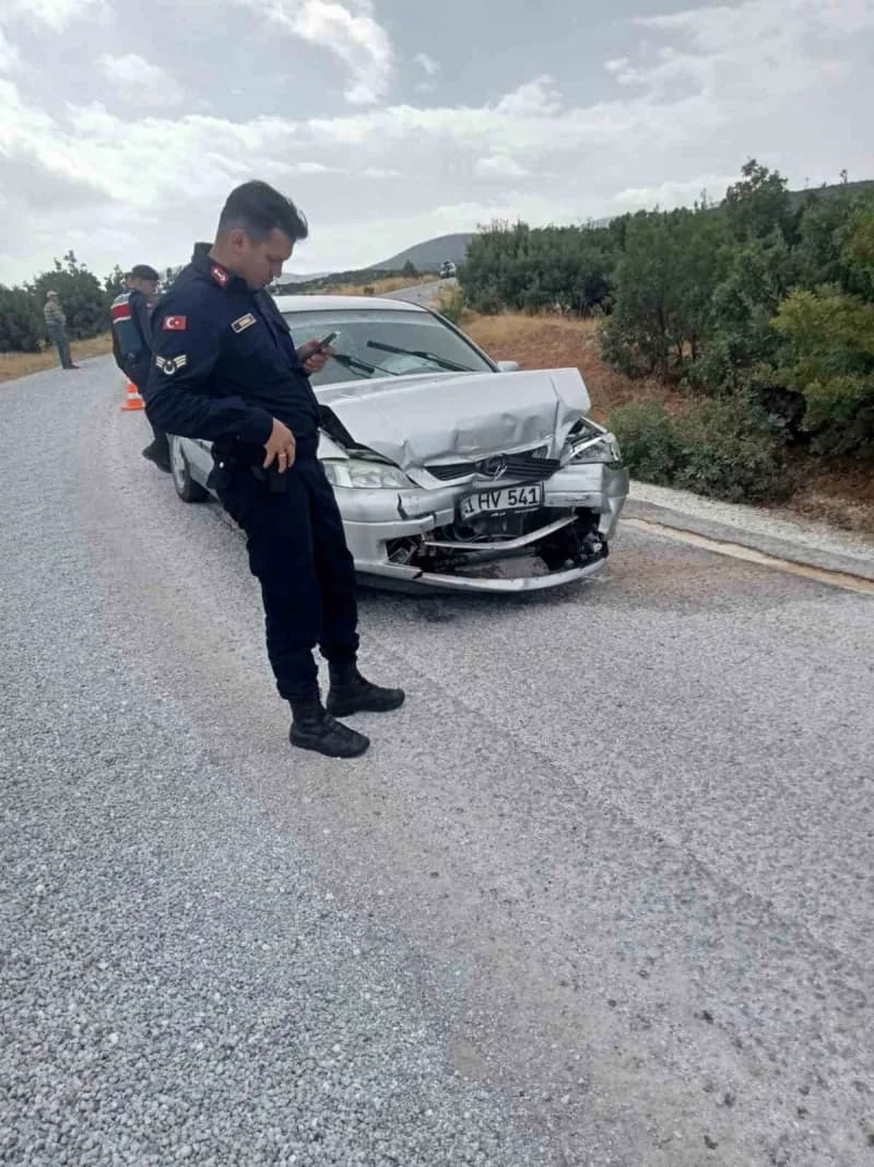 Eskişehir'in Sivrihisar ilçesinde iki otomobilin kafa kafaya çarpışması sonucu meydana gelen trafik kazasında 1'i ağır 2