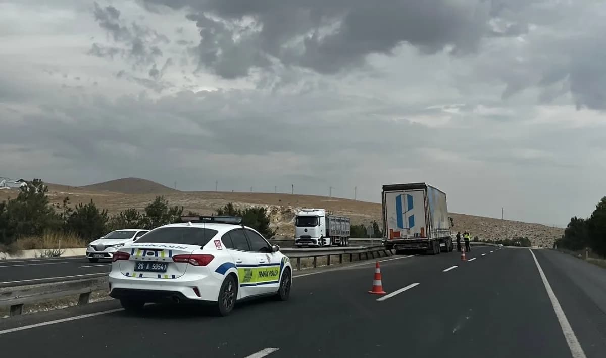 Eskişehir-ankara karayolu Sivrihisar ilçesi geçişinde sürücüsünün kontrolünden çıkan bir tır bariyerlere çarptı; kazada