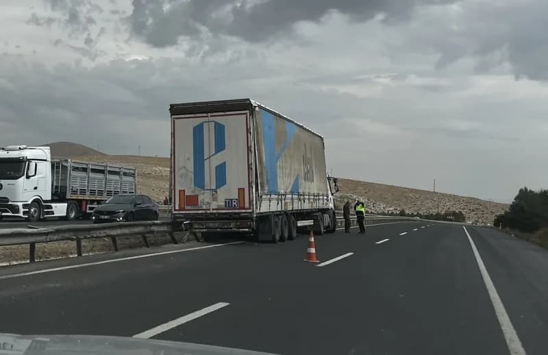 Eskişehir Sivrihisar ilçesinde bariyerlere çarpan tırın kazadan sonraki hali