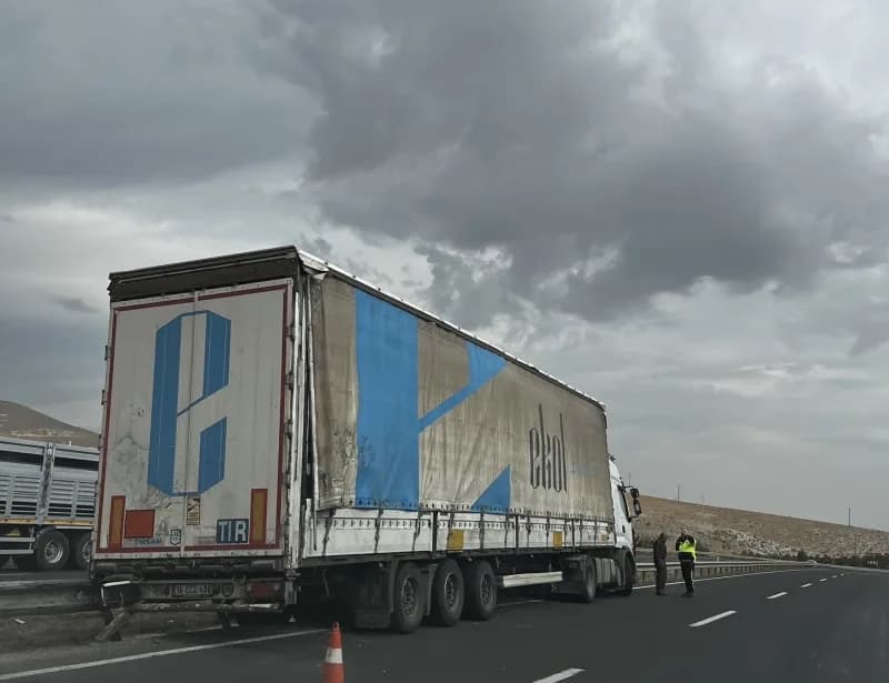 Eskişehir-ankara karayolu Sivrihisar ilçesi geçişinde sürücüsünün kontrolünden çıkan bir tır bariyerlere çarptı; kazada