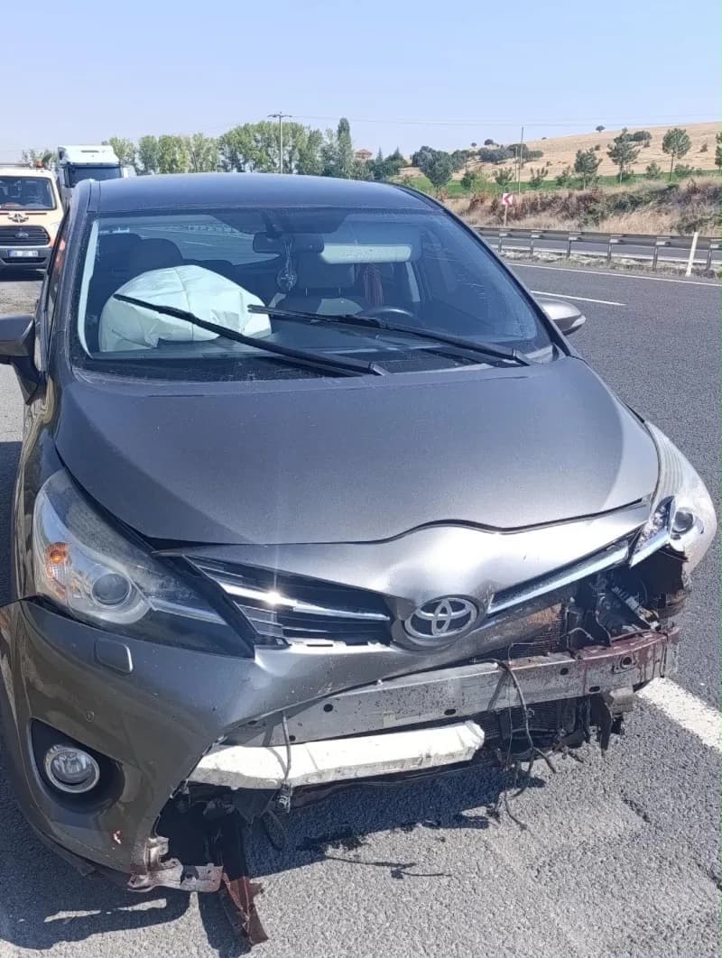 Sivrihisar Ankara kara yolunda koyun nedeniyle meydana gelen trafik kazası sonrası araç ve yol