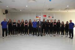 Söke Belediye Saldos Voleybol Takımı oyuncuları ve teknik heyeti ile Başkan Mustafa İberya Arıkan bir arada