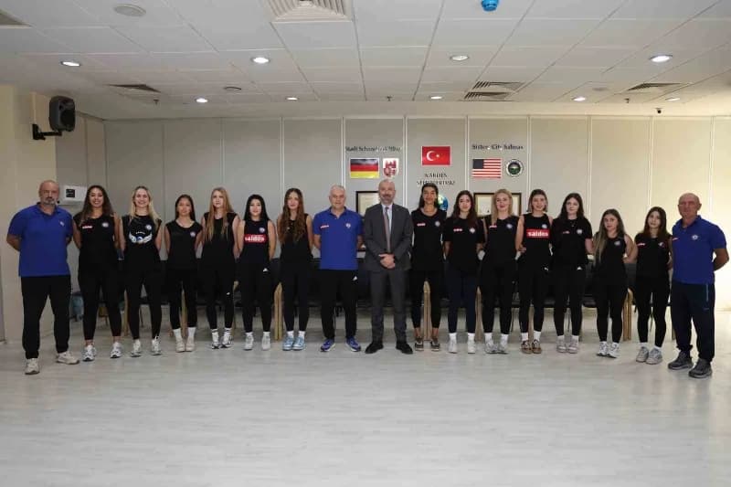 Söke Belediye Saldos Voleybol Takımı oyuncuları ve teknik heyeti ile Başkan Mustafa İberya Arıkan bir arada