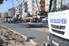 Söke’de devam eden bisiklet ve yürüyüş yolu projesinde beton döküm çalışmaları sürüyor