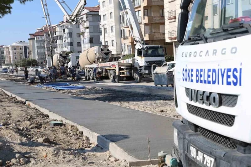Söke’de devam eden bisiklet ve yürüyüş yolu projesinde beton döküm çalışmaları sürüyor