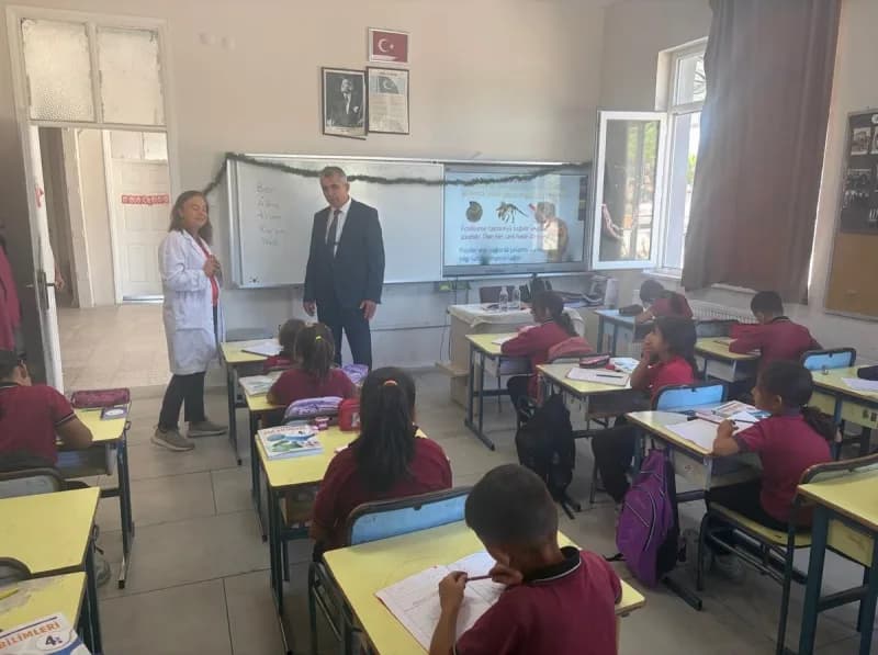 Söke İlçe Milli Eğitim Müdürü Mustafa Uğurlu, Çavdar İlk ve Ortaokulu’nda öğrencilerle ve öğretmenlerle bir arada