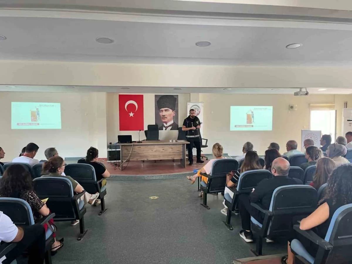 Söke’de okul yöneticilerine yönelik narkotik farkındalık eğitimi sırasında eğitim alan katılımcılar