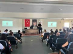 Söke’de okul yöneticilerine yönelik narkotik farkındalık eğitimi sırasında eğitim alan katılımcılar