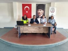 Söke İlçe Milli Eğitim Müdürlüğü toplantı salonunda öğrenci taşıma trafik eğitimi alan okul servis şoförleri ve rehber p