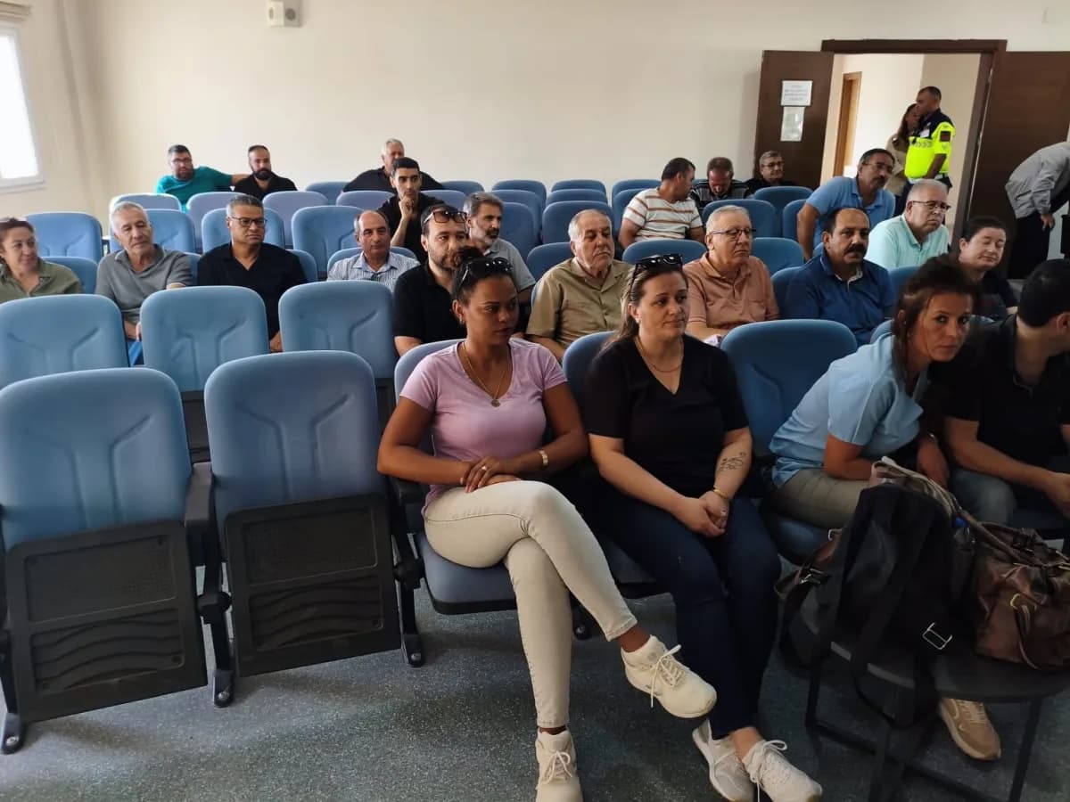 Aydın’ın Söke ilçesinde okul servis şoförleri ve rehber personele yönelik "Öğrenci Taşıma Trafik Eğitimi" düzenlendi.