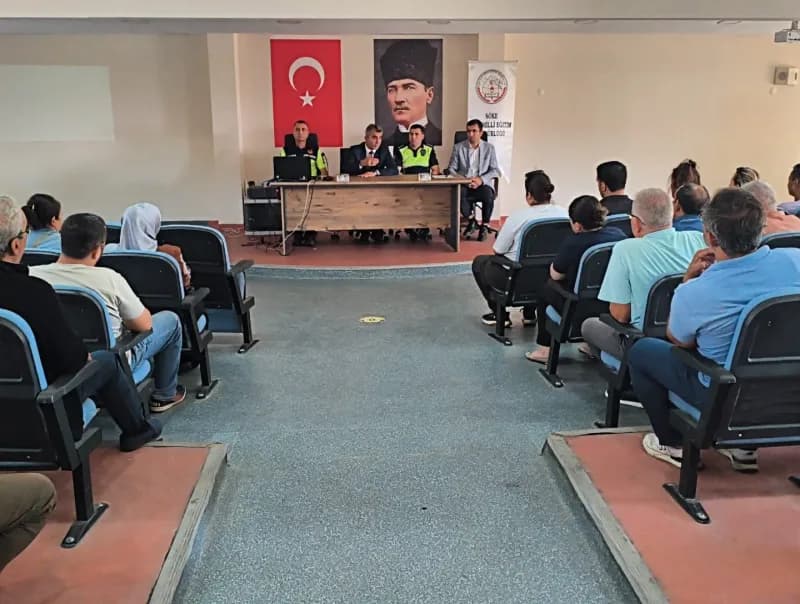 Aydın’ın Söke ilçesinde okul servis şoförleri ve rehber personele yönelik "Öğrenci Taşıma Trafik Eğitimi" düzenlendi.
