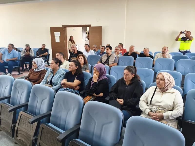 Aydın’ın Söke ilçesinde okul servis şoförleri ve rehber personele yönelik "Öğrenci Taşıma Trafik Eğitimi" düzenlendi.
