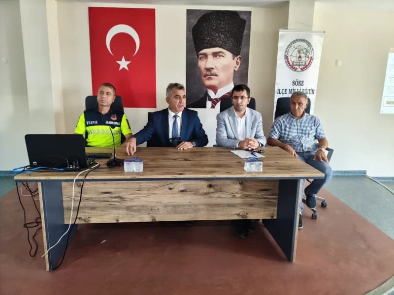 Aydın’ın Söke ilçesinde okul servis şoförleri ve rehber personele yönelik "Öğrenci Taşıma Trafik Eğitimi" düzenlendi.