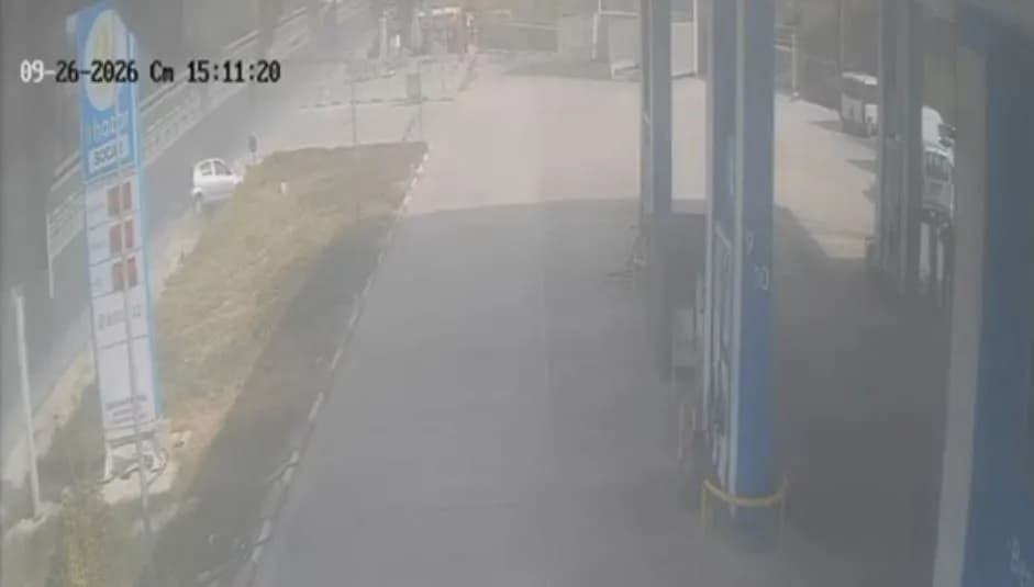 Söke ilçesinde otomobilin benzin istasyonunun istinat duvarına çarpma anı güvenlik kamerası görüntüsü