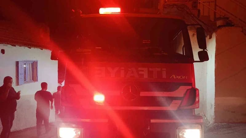 Aydın Söke'de Konak Mahallesi Abalaki mevkiinde çıkan zeytinlikteki zirai alan yangınına müdahale eden itfaiye ekipleri