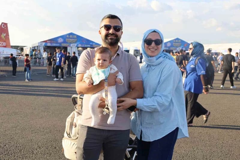 Gösteriyi 4 aylık kızları Aylin Meva ile takip eden Mehmet-gülizade Şeker çifti