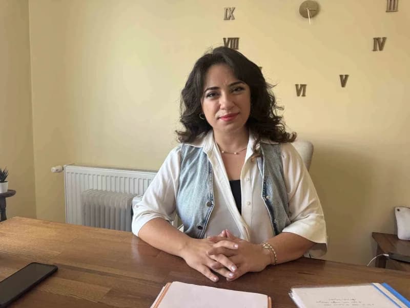 Sonbahar mevsiminde gün ışığından faydalanan ve doğada yürüyüş yapan kişi