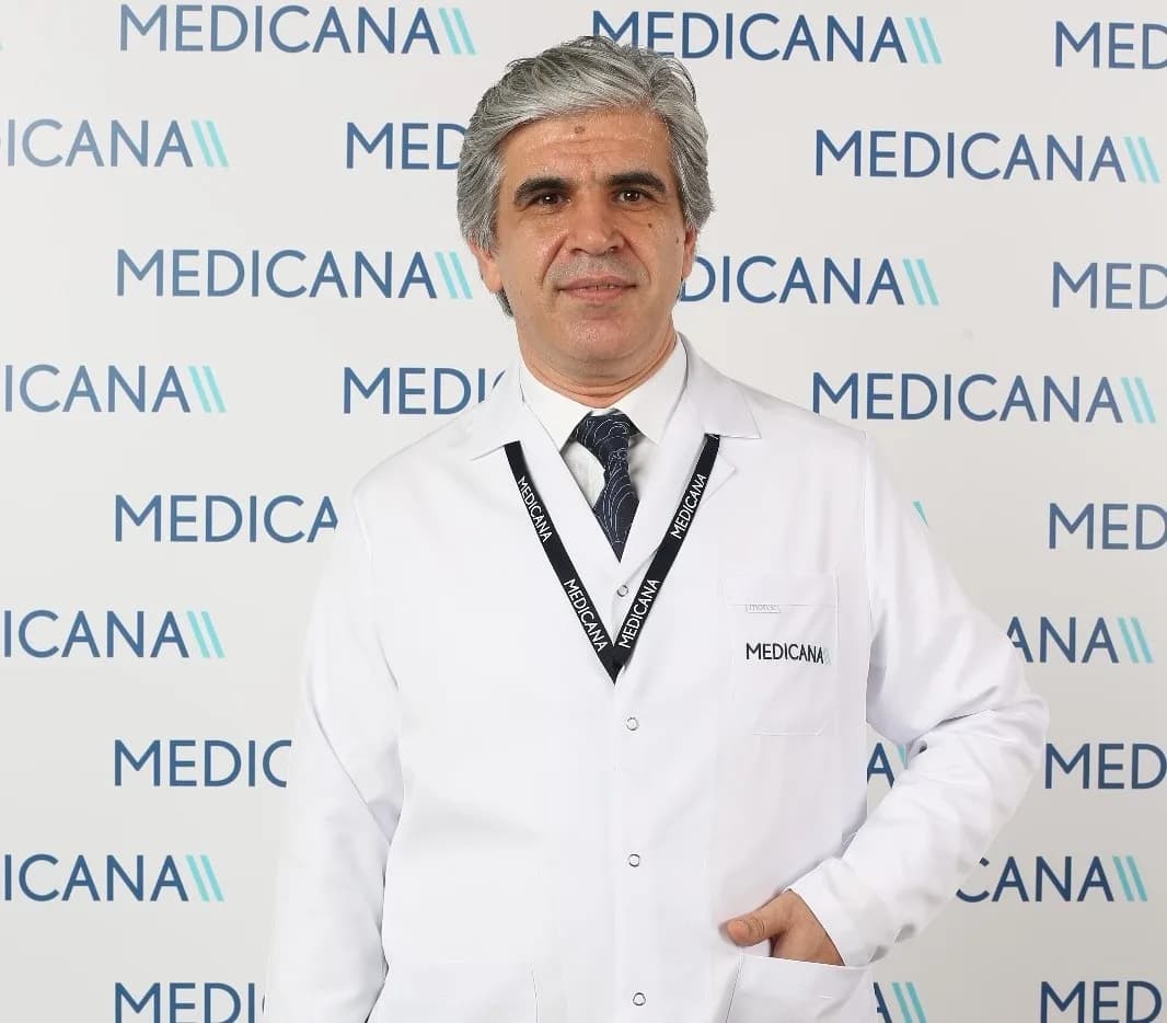 Sonbahar mevsiminde göz sağlığını korumak için güneş gözlüğü takan kişi