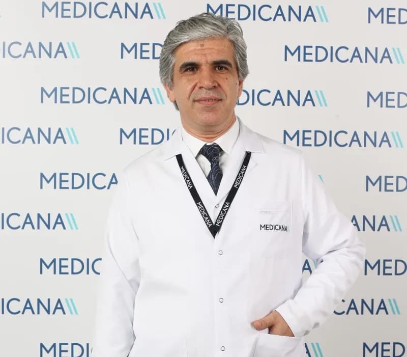 Sonbahar mevsiminde göz sağlığını korumak için güneş gözlüğü takan kişi