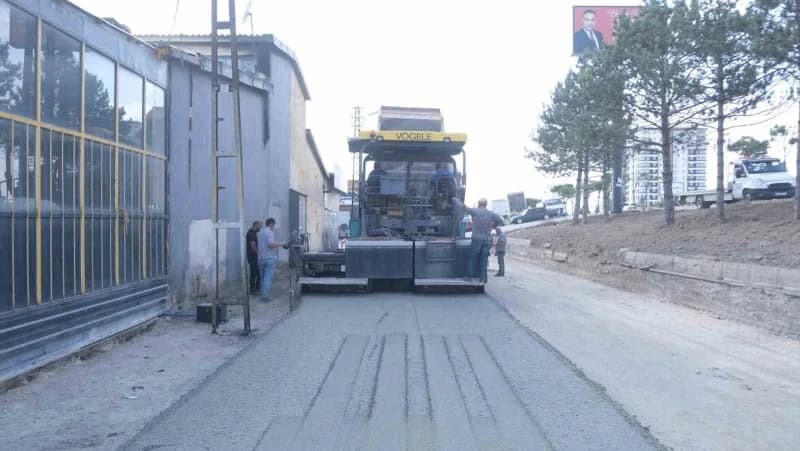 Peyzaj çalışmaları kapsamında yeni bitkiler toprakla buluşturulurken, oluşturulan yeşil alanlarda sulama ve bakım çalışm