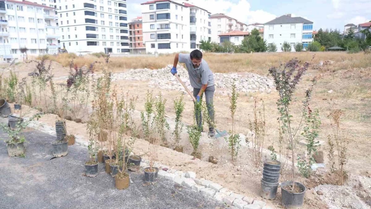 Aydınlıkevler Mahallesi'nde dere kenarında devam eden çevre düzenleme çalışmaları kapsamında yürüyüş ve bisiklet yolları