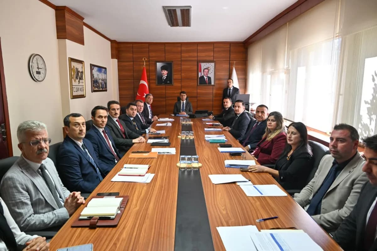 Uşak Valisi Serdar Kartal’ın başkanlığında, Sosyal Yardımlaşma ve Dayanışma Vakıflarının çalışmalarının değerlendirildiğ