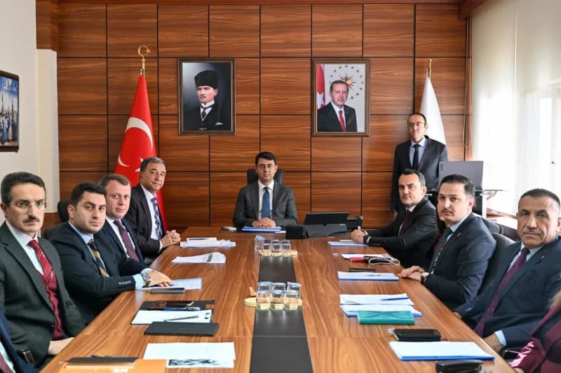 Uşak Valisi Serdar Kartal başkanlığında Sosyal Yardımlaşma ve Dayanışma Vakıflarının toplantısı