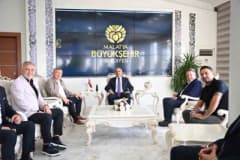 Malatya Büyükşehir Belediye Başkanı Sami Er, spor dünyasının önemli isimleriyle makamında görüşüyor
