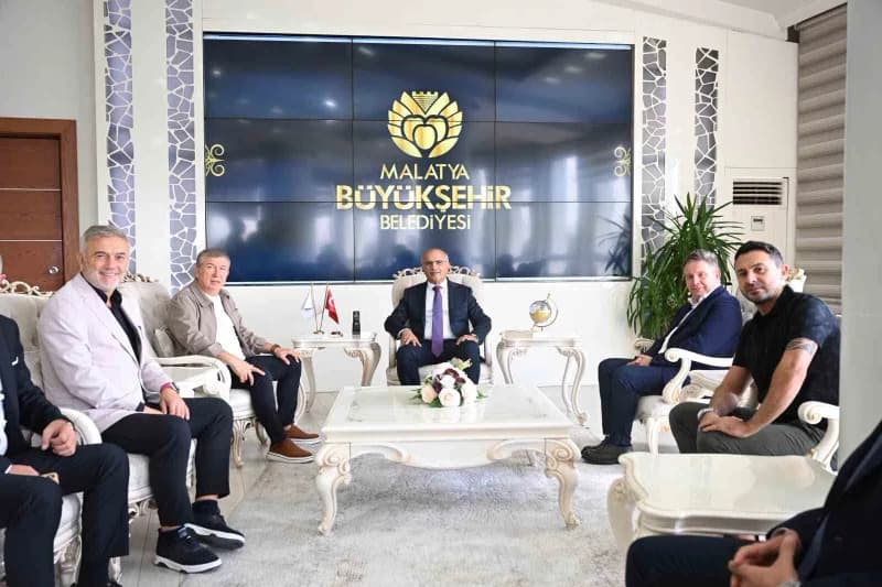 Malatya Büyükşehir Belediye Başkanı Sami Er, spor dünyasının önemli isimleriyle makamında görüşüyor