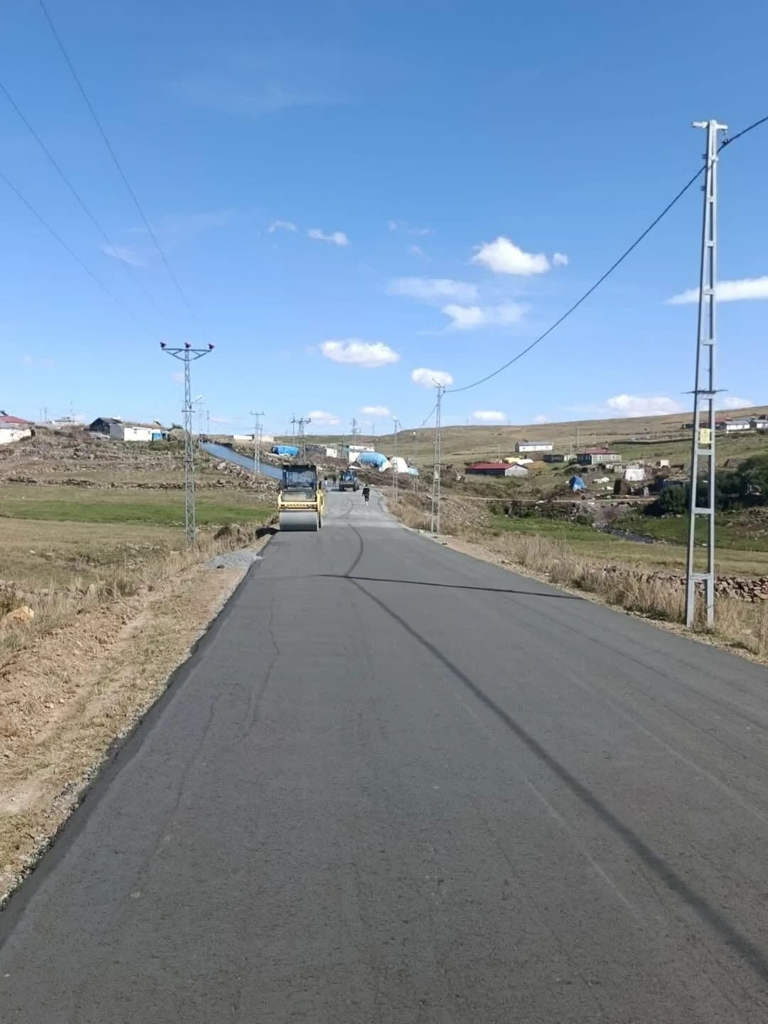 Kars Susuz ilçesi İncilipınar köyünde SSB beton yol yapım çalışması sırasında ekiplerin çalışması