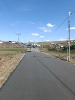 Kars Susuz ilçesi İncilipınar köyünde SSB beton yol yapım çalışması sırasında ekiplerin çalışması