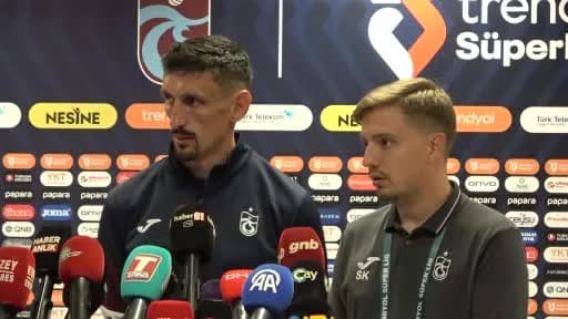 Stefan Savic maç sonrası basın açıklaması yaparken