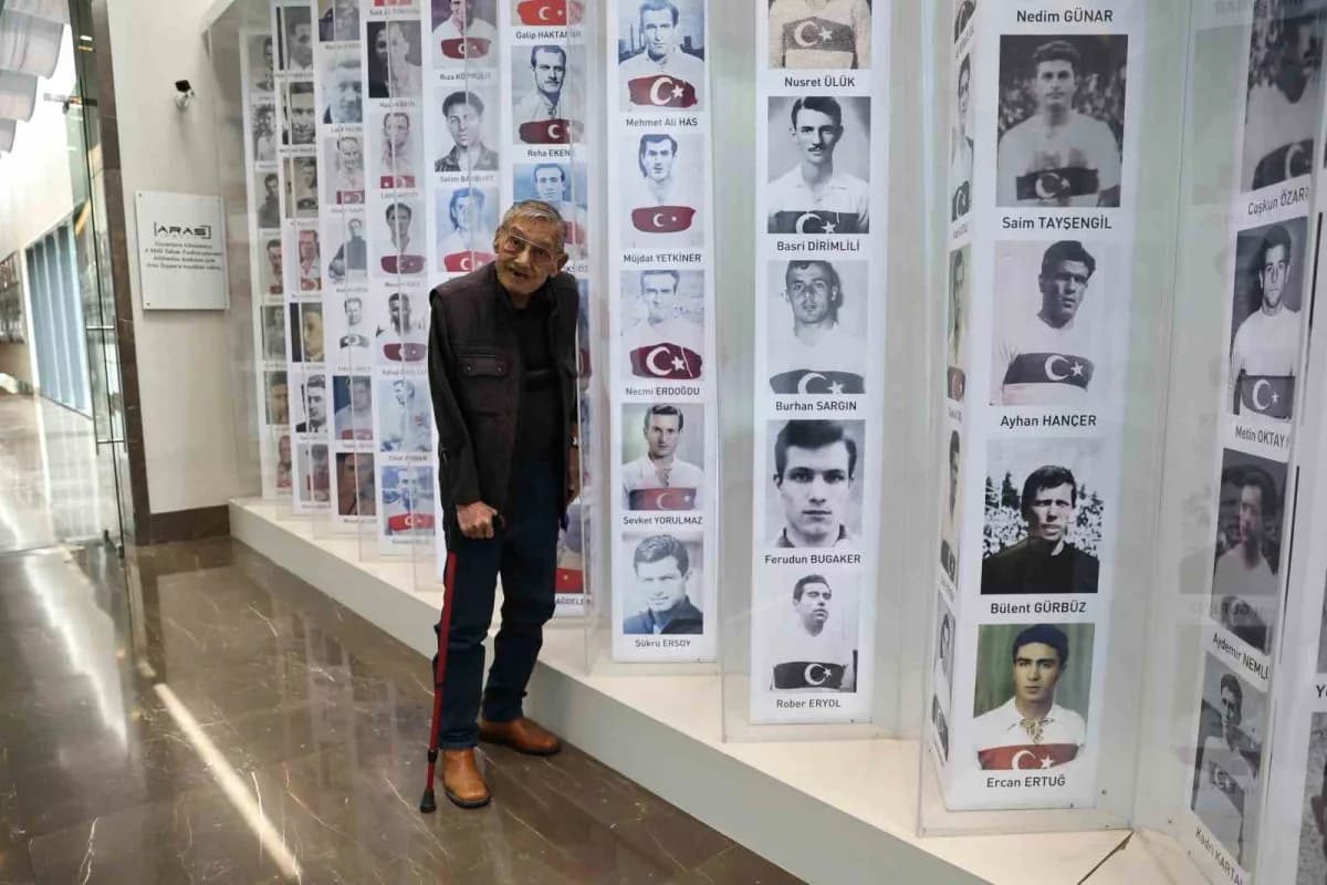 Fenerbahçe ve Türk futbolunun efsane kalecisi Şükrü Ersoy’un futbol kariyerinden bir fotoğraf