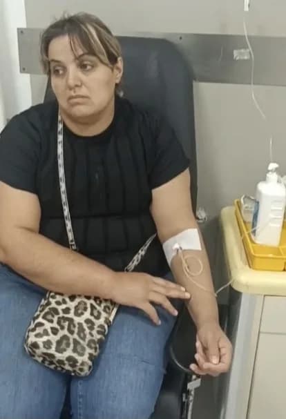 Ev sahibi Ümran Babakan’ı da çok sayıda arı soktu. Sokmaların ardından kollarında şişlik oluşan Babakan, akşam saatlerin