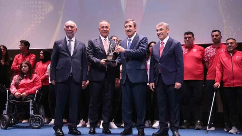 Sultangazi Belediye Başkanı Abdurrahman Dursun ödül töreninde ödül alırken