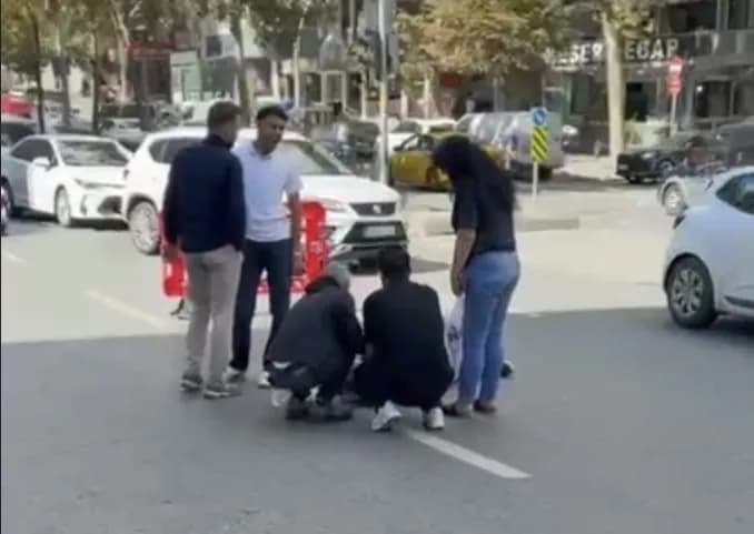 İstanbul'un Sultangazi ilçesinde elektrikli scooter sürücüsünün çarptığı yaya yaralandı. Yaralı, olay yerindeki ilk müda