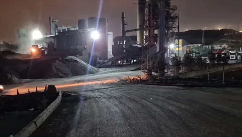 İstanbul Sultangazi Cebeci Mahallesi taş ocaklarında bulunan erkek cesedi inceleme ekipleri tarafından inceleniyor