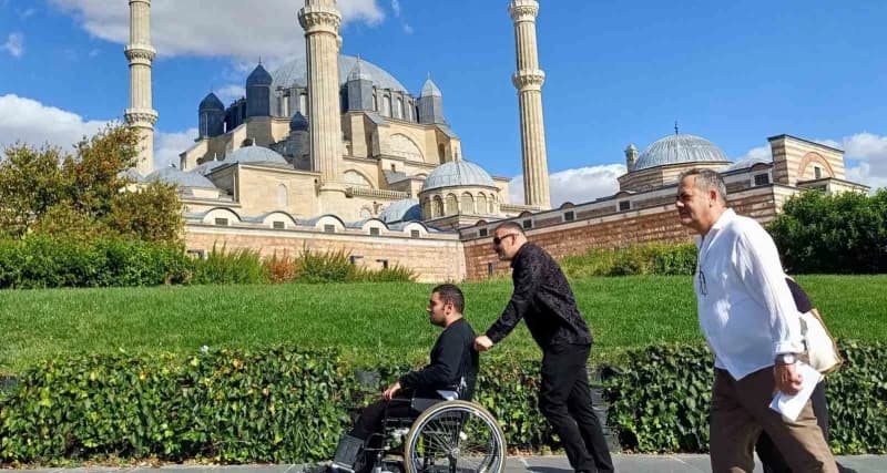 Sultangazi Belediyesi, özel bireyler ve ailelerine unutamayacakları bir gün yaşattı. Edirne gezisi ile özel bireyler, ai