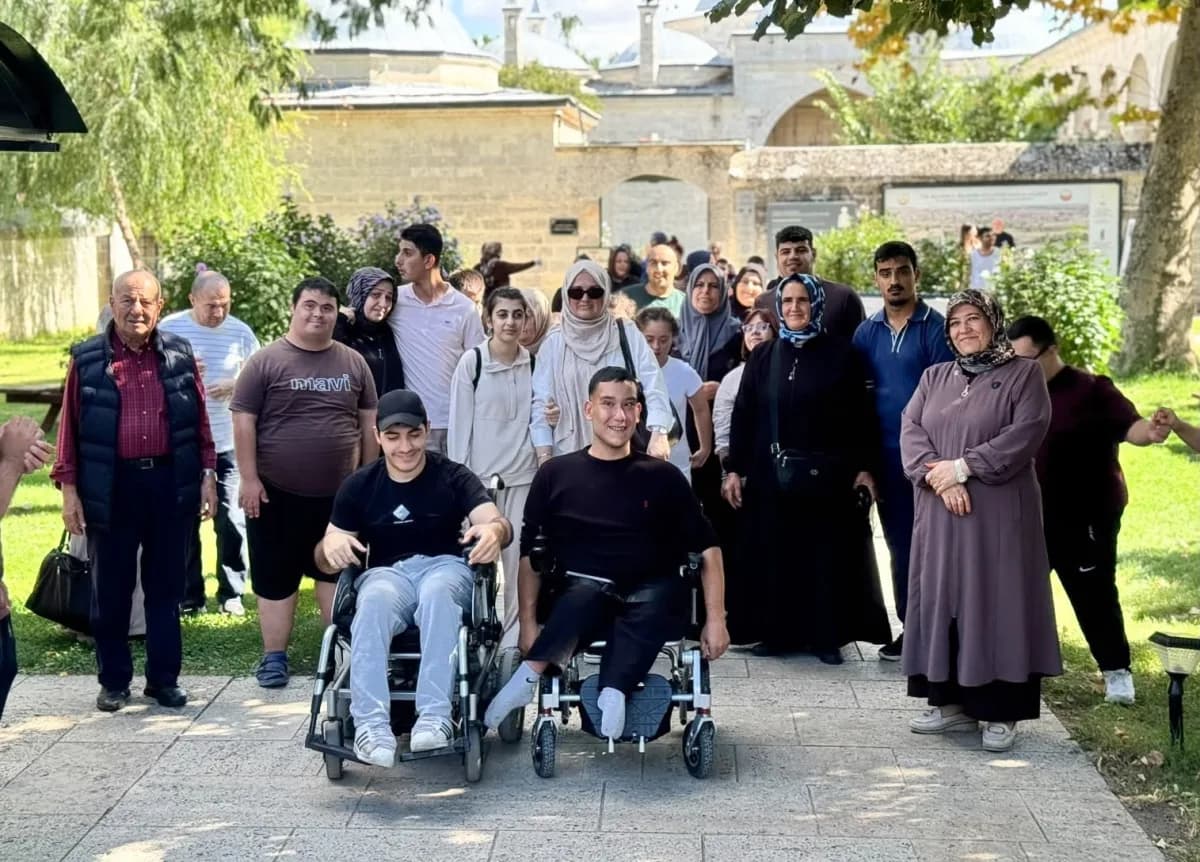 Sultangazi Belediyesi, özel bireyler ve ailelerine unutamayacakları bir gün yaşattı. Edirne gezisi ile özel bireyler, ai