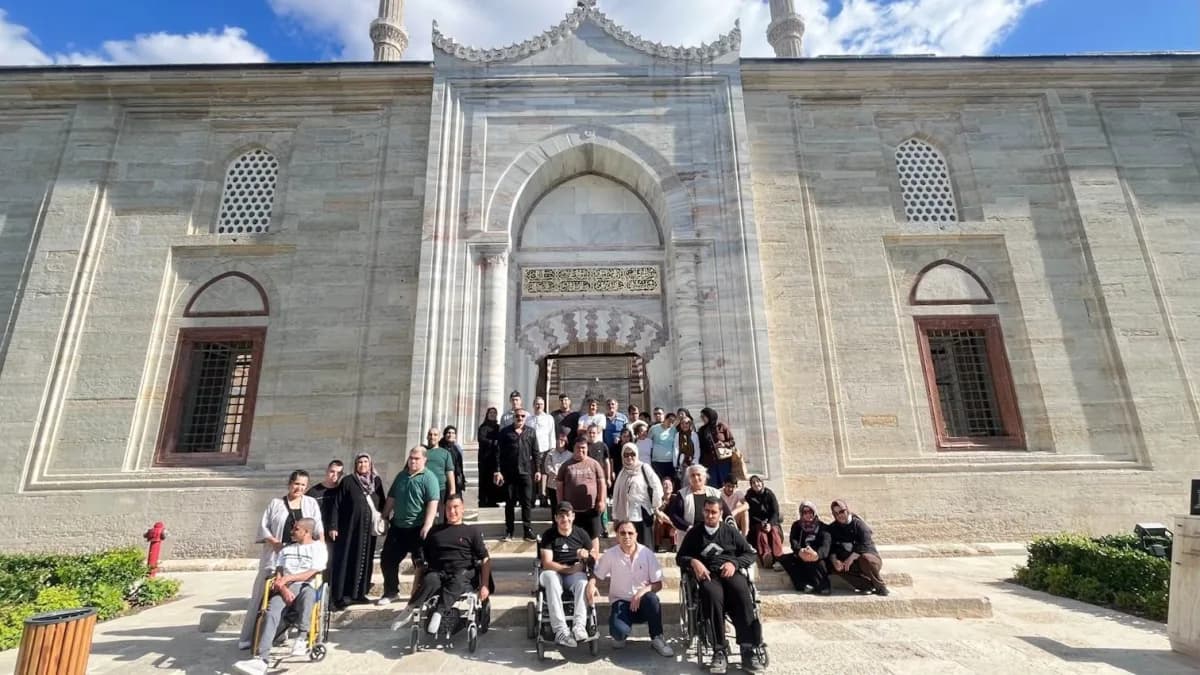 Sultangazi Belediyesi özel bireyler ve aileleri Edirne gezisinde tarihi yerleri geziyor