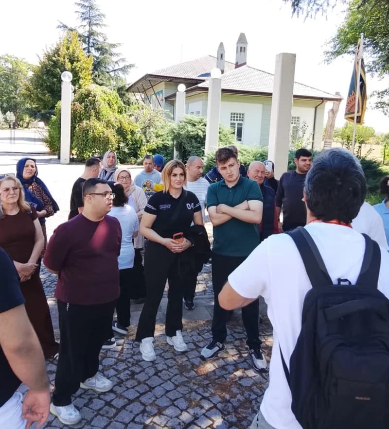 Sultangazi Belediyesi, özel bireyler ve ailelerine unutamayacakları bir gün yaşattı. Edirne gezisi ile özel bireyler, ai